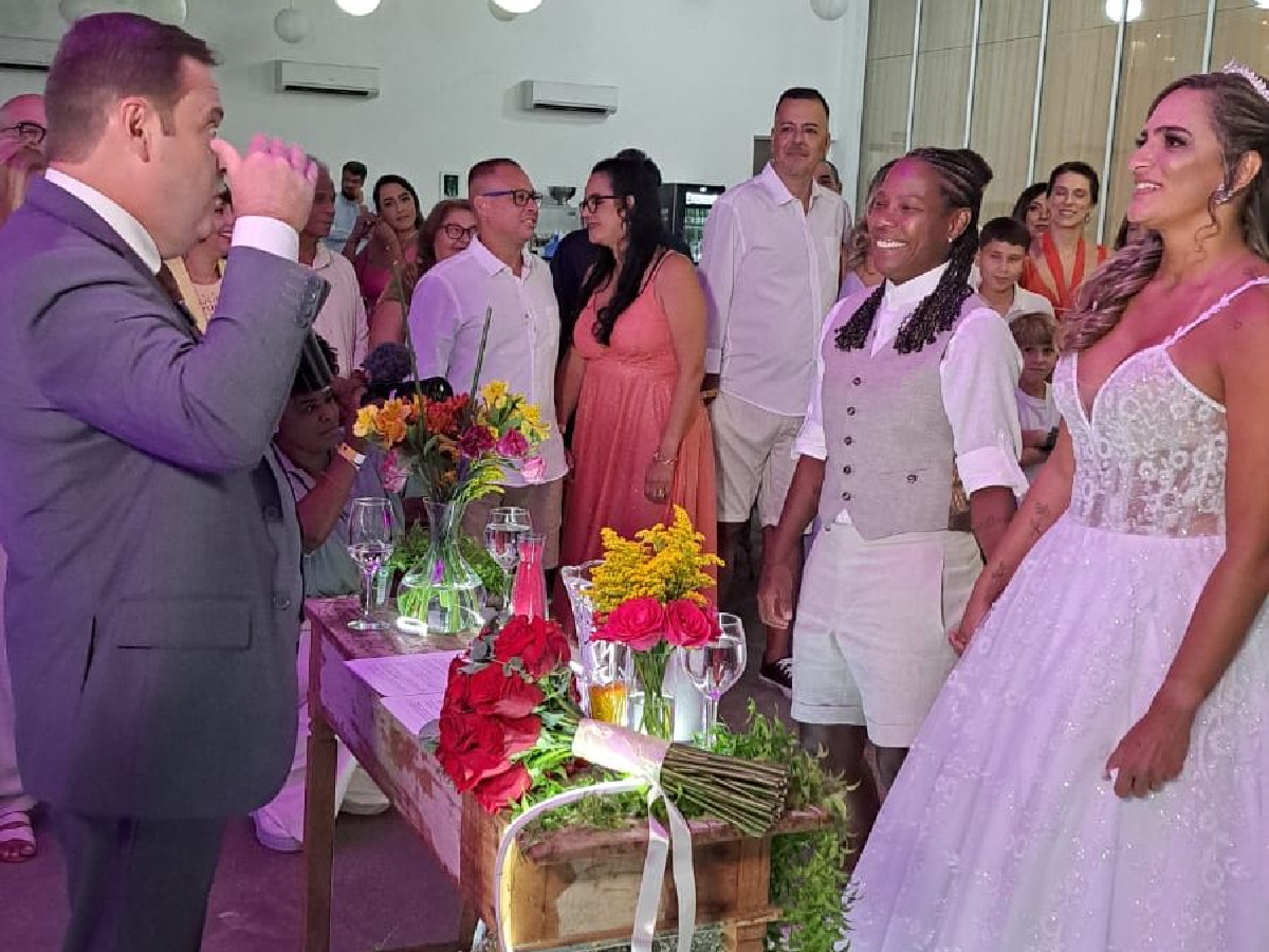 Celebrante Camilo Lelles conduzindo cerimônia de casamento para o casal