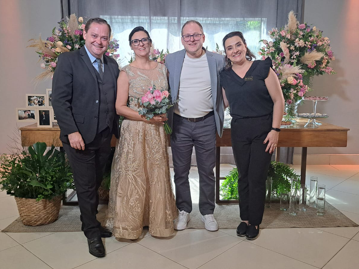 Celebrante Camilo Lelles com o casal na recepção do casamento