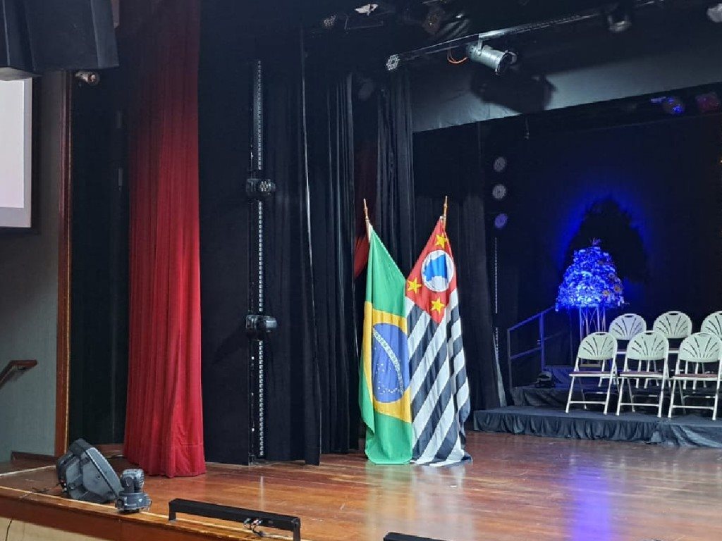 Bandeiras do Brasil e de São Paulo no palco da cerimônia de formatura