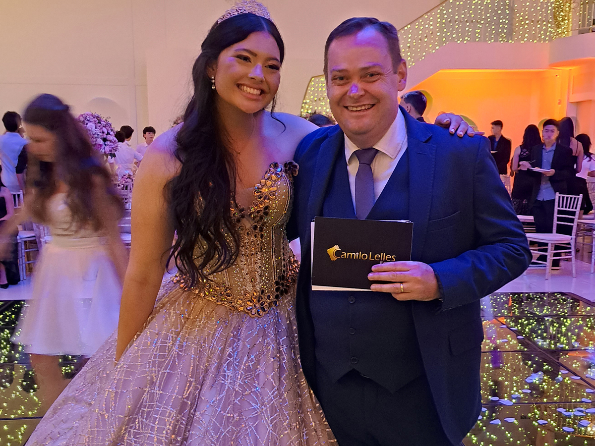 Camilo Lelles com debutante em festa de 15 anos no salão