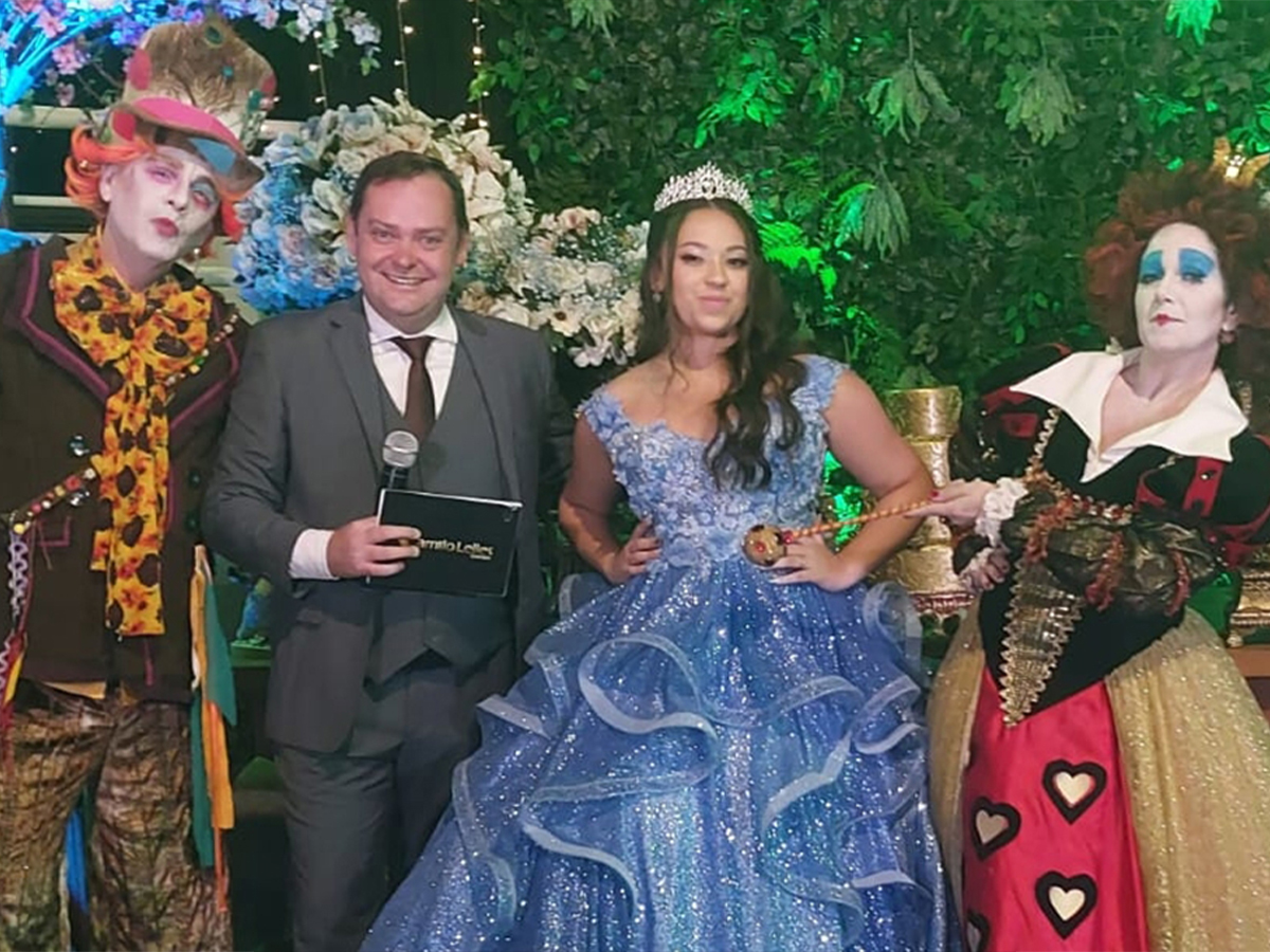 Camilo Lelles mestre de cerimônia em festa de debutante com tema Alice no País das Maravilhas