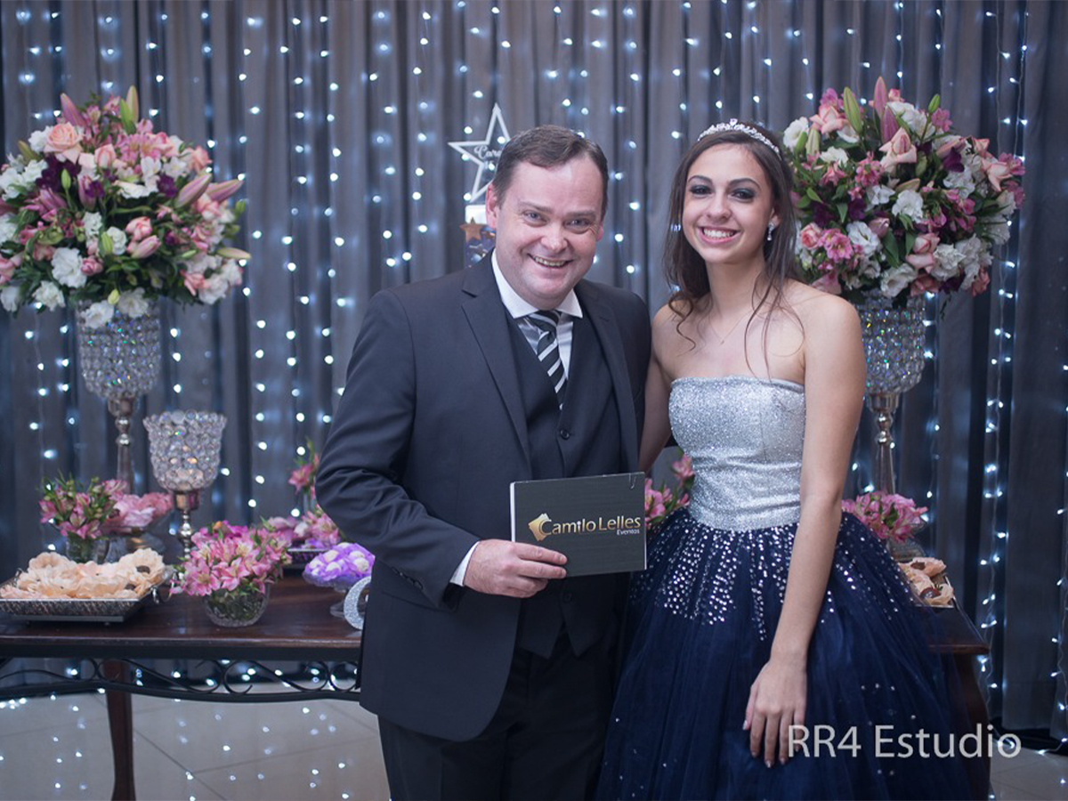 Camilo Lelles com debutante em festa de 15 anos, fundo de luzes