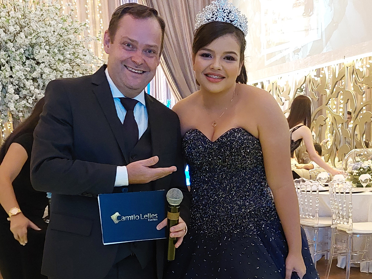 Camilo Lelles com debutante em salão de festa de 15 anos