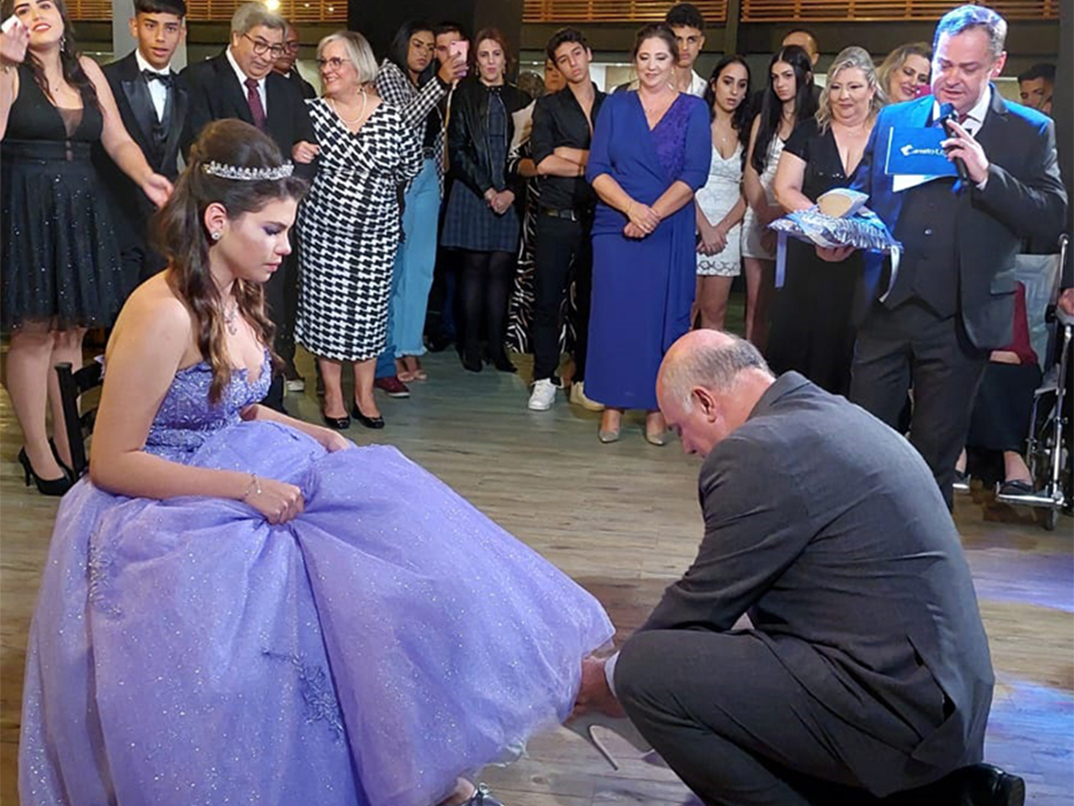 Camilo Lelles conduzindo a troca do sapato em festa de debutante