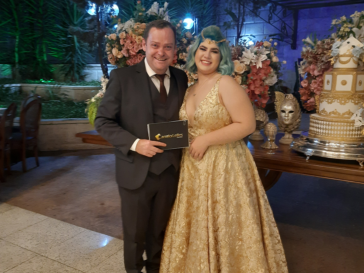 Camilo Lelles com debutante em festa de 15 anos