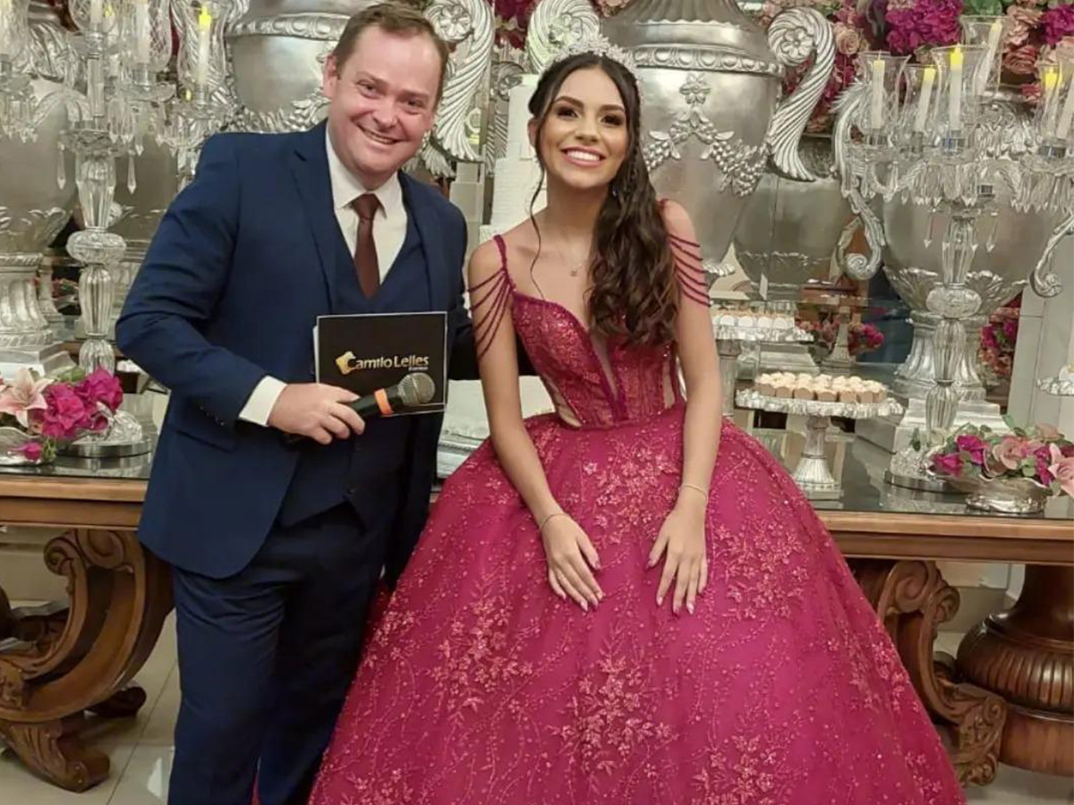 Camilo Lelles mestre de cerimônia com debutante em festa de 15 anos