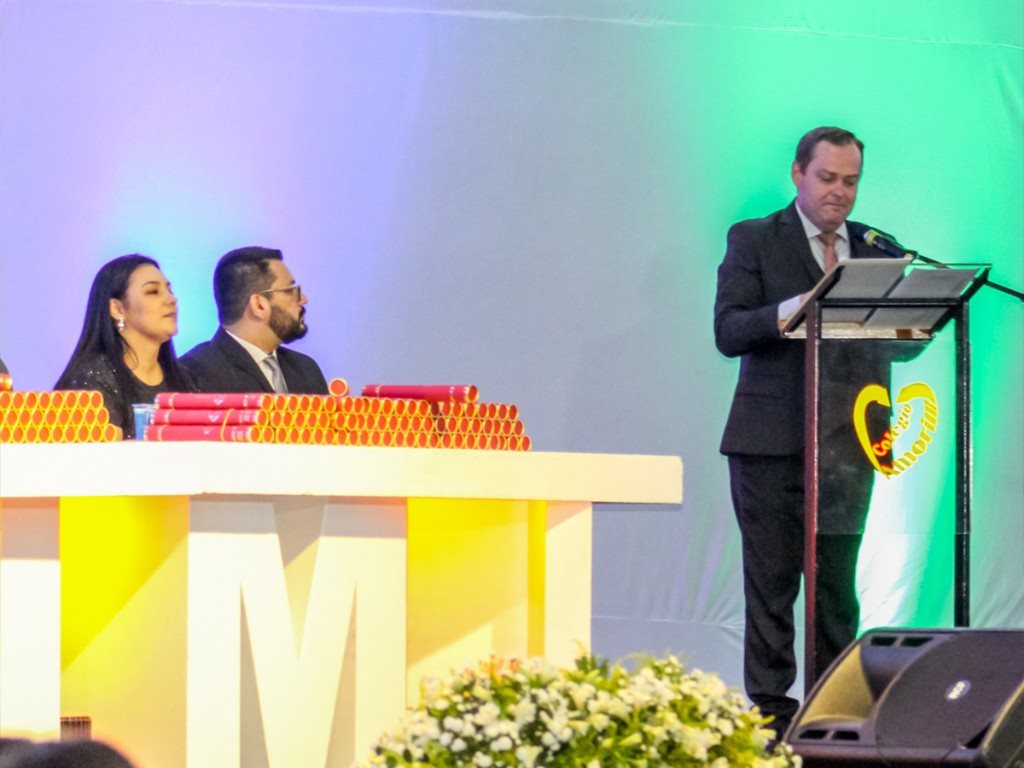 Camilo Lelles como mestre de cerimônia em formatura do Colégio Amorim