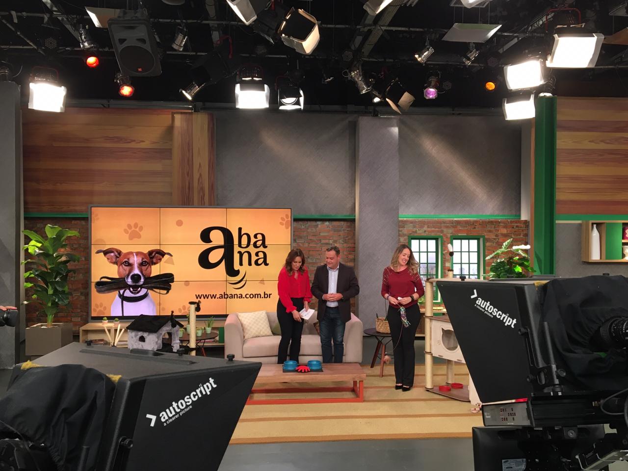 Camilo Lelles locutor e apresentador em estúdio de TV
