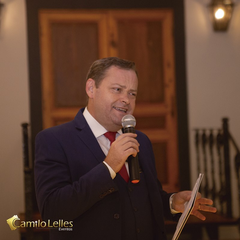 Camilo Lelles no palco, com microfone
